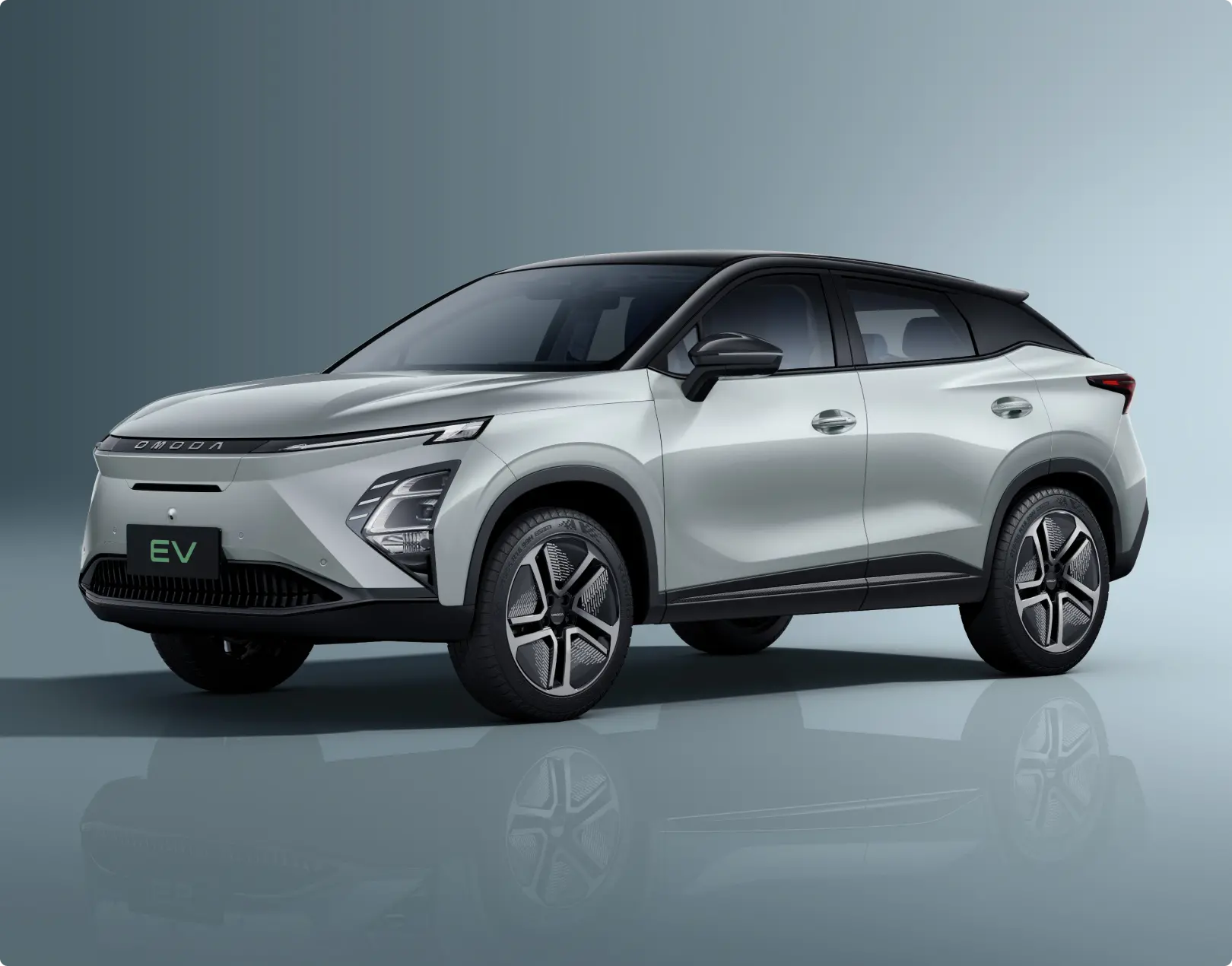 OMODA E5 side profile in sliver with black roof